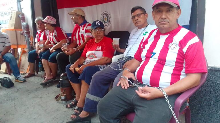 Los jubilados encadenados frente a la sede de la Caja Municipal.