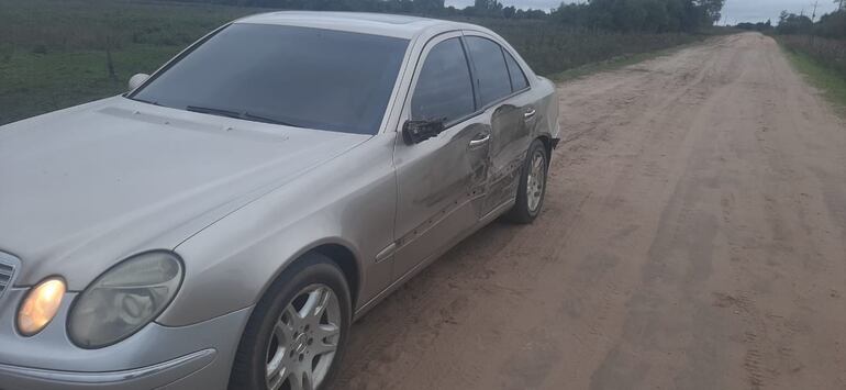 Así quedó el automóvil supuestamente chocado por un tractor del MOPC en el distrito de Desmochados.