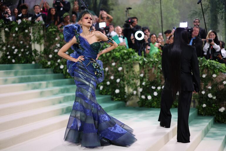 La actriz Zendaya posa con uno de los dos modelos que lució en la Met Gala de Nueva York (Estados Unidos) anoche. EFE/ Justin Lane