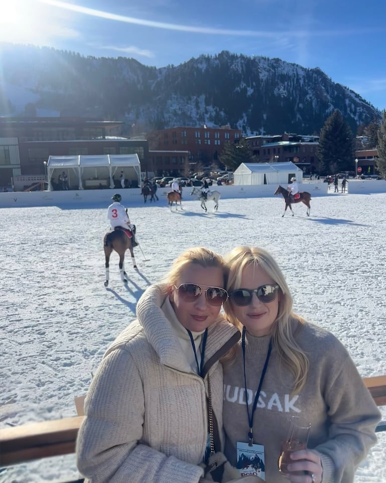 La actriz australiana Rebel Wilson con su esposa Ramona Agruma en Aspen. (Instagram/Rebel Wilson)