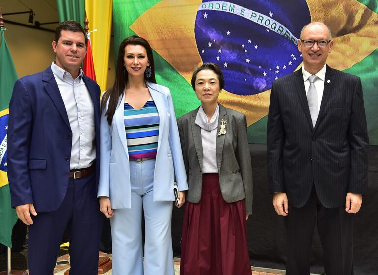 Federico Maisonnave, Carina Daher, la embajadora del Japón, Yoshie Nakatani; y el embajador del Libano, Hassan Hijazi.