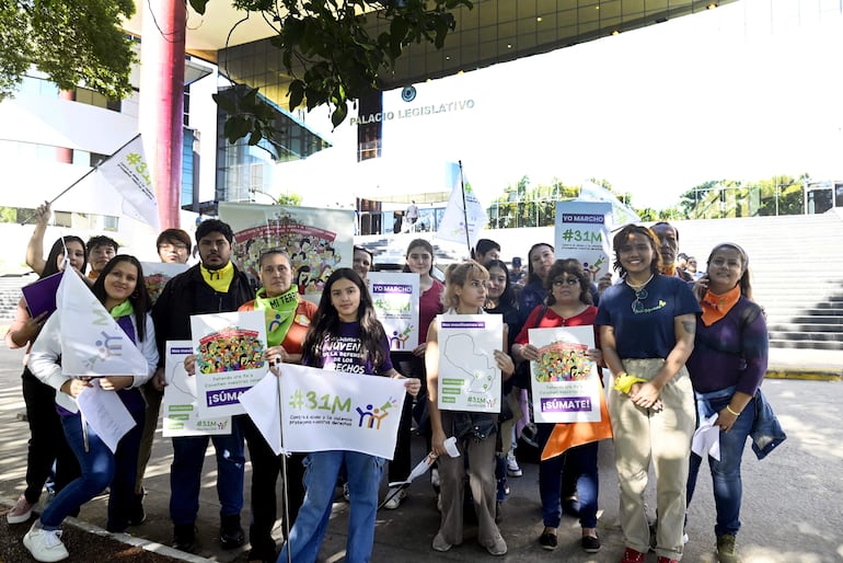 El Movimiento Nacional contra la Violencia Sexual Infantil protestó frente al Congreso la semana pasada ante la alarmante cantidad de abusos hacia niñas, niños y adolescentes en Paraguay.