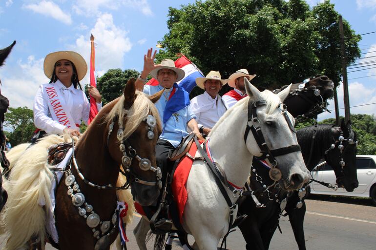 Jinetes participaron con sus caballas de la tradicional cabalgata por la fe, en el marco de la festividad de la Virgen de Caacupé.