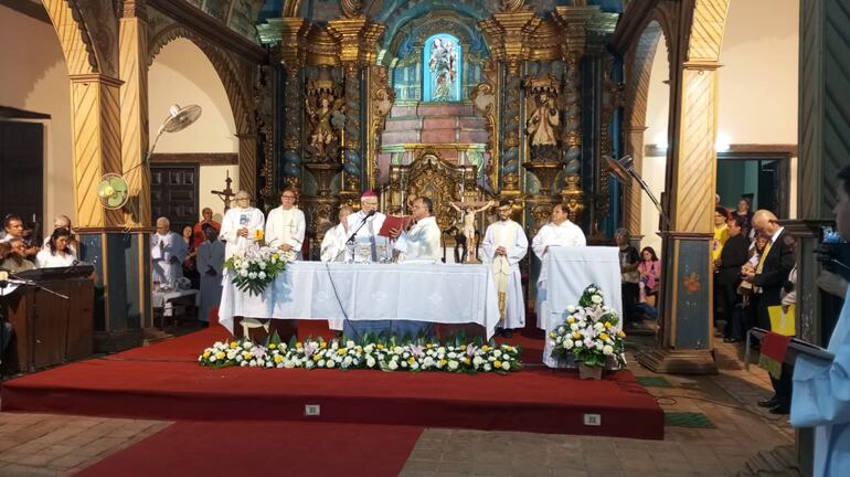 Durante la misa fueron presentado el cura párroco, Robert Willians Gerding Piris, y el vicario pastoral, Darío Ignacio Franco Portillo.