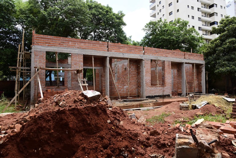 La construcción de un aula paralizada en el Colegio Nacional José P. Guggiari de Asunción.