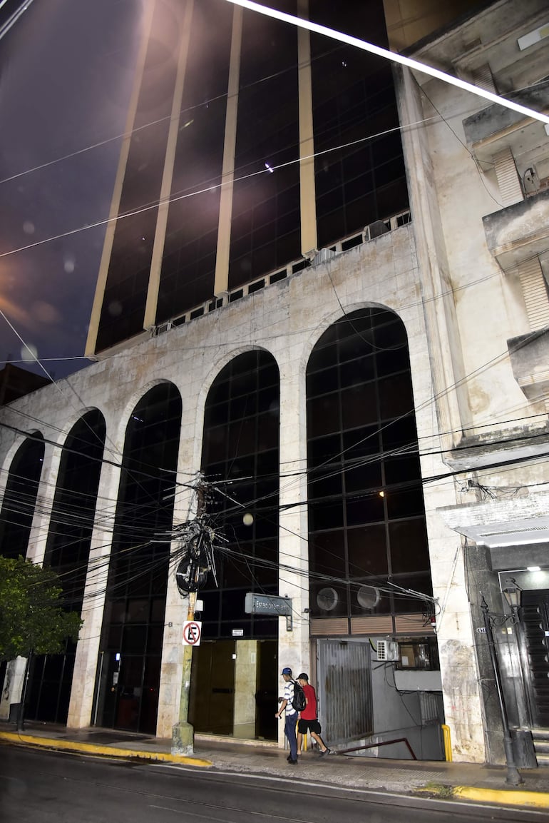 Fachada del edificio Estrella, que alquila el MEC a Roland Bendlin, pariente político de Horacio Cartes.