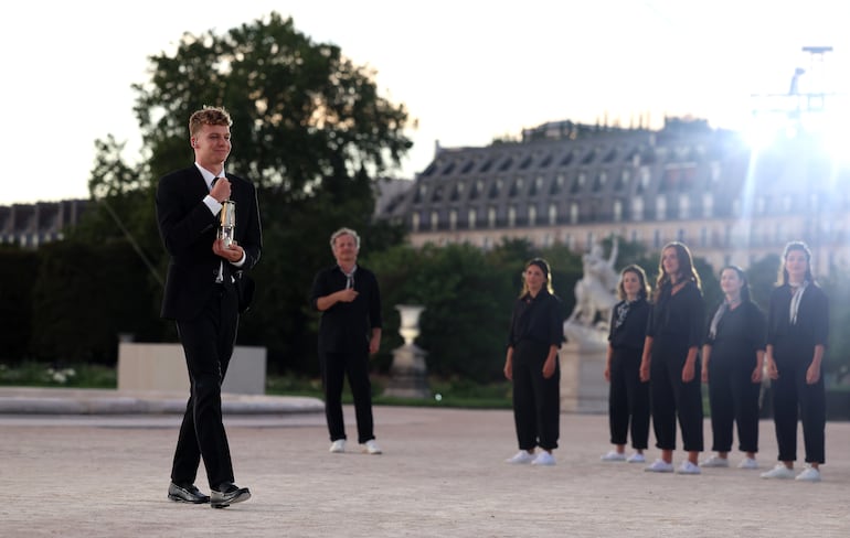 ¿Quién mejor que Léon Marchand, el atleta más exitoso de los Juegos de París 2024 con 4 medallas de oro, para recuperar la linterna que contiene la llama olímpica y llevarla al Estadio de Francia?