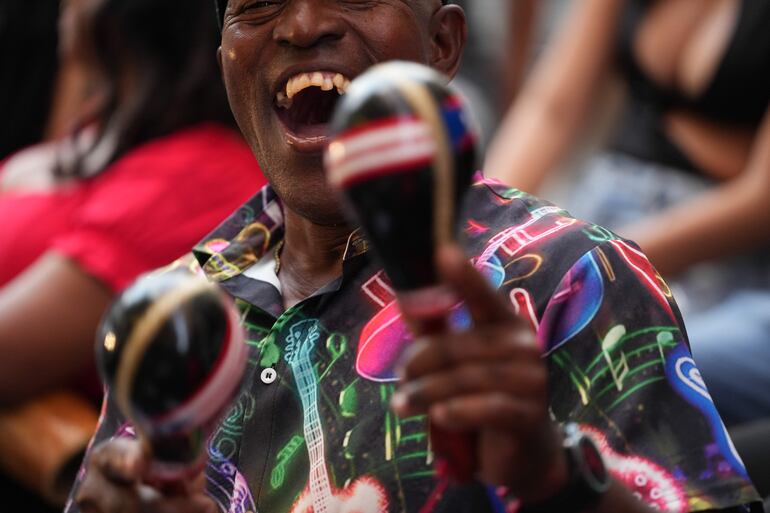 Una persona bailando en la 'Calle del Sabor' en Cali (Colombia). Sin importar si es lunes o domingo, la 'Calle del Sabor', en pleno centro histórico de la ciudad colombiana de Cali, vive de fiesta todos los días, convertida en un "fenómeno de sabrosura" en la urbe conocida como la "capital mundial de la salsa".
