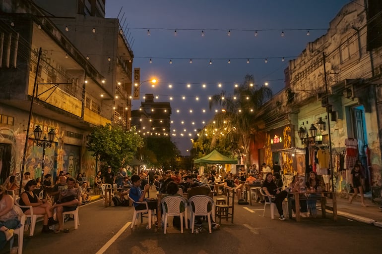 El centro iluminado por la energía de la gente, motor que impulsó La Chispa durante su tiempo en la cuadra cultural.