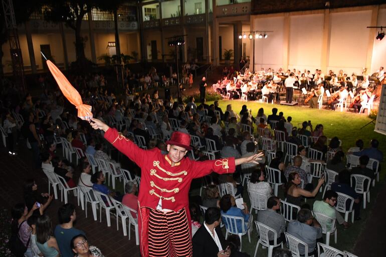 Parte del público, un humorista y la OSCA de fondo, durante el concierto de la noche de este martes en el Parque Seminario, por los 87 años de Radio Caritas.