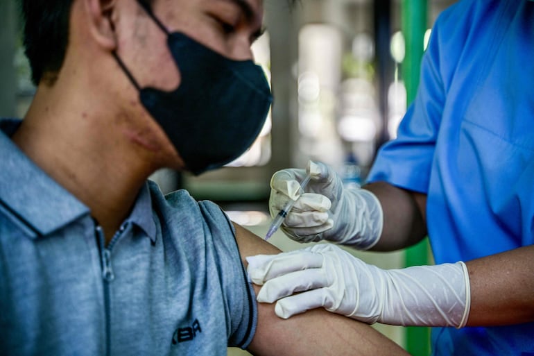 Vacunas contra la influenza y el covid-19, están disponible de forma gratuita en los vacunatorios de todo el país. 