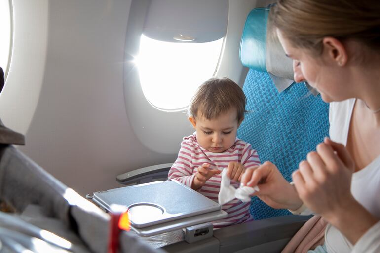 Viajar en avión con niños.