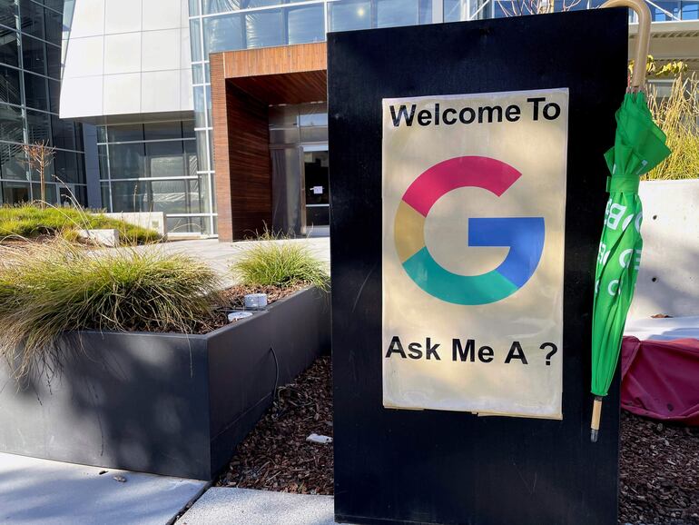 Un aviso en el exterior de la sede de Google en Mountain View, California (EE.UU).