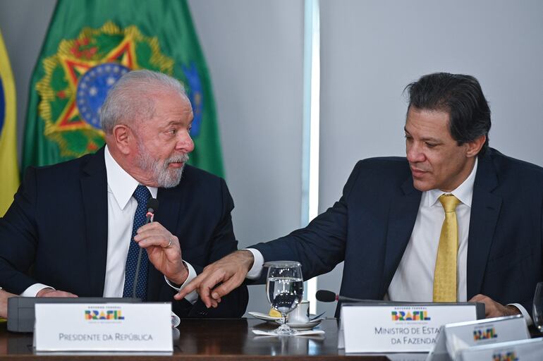 El presidente de Brasil, Luiz Inácio Lula da Silva, conversa con su ministro de Hacienda, Fernando Haddad (d), durante una reunión, en el Palacio del Planalto en Brasilia (Brasil).  (EFE)