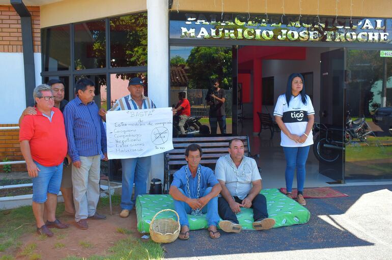 La presidenta de la Junta Municipal, María Zunilda Duarte (remera olimía), junto al concejal Hugo Vázquez y algunos vecinos que acompañaron la medida de protesta.