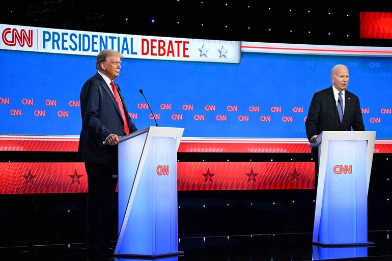 El presidente estadounidense Joe Biden y el expresidente estadounidense y candidato presidencial republicano Donald Trump participan en el primer debate presidencial de las elecciones de 2024 en los estudios de CNN en Atlanta, Georgia.