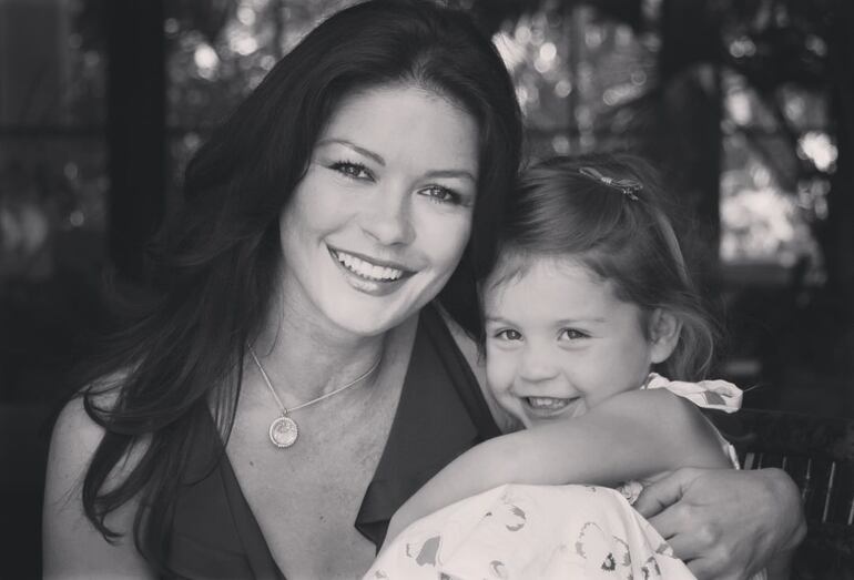 Con esta tierna postal Catherine Zeta-Jones saludó a su hija Carys por sus 21 años. (Instagram/Catherine Zeta-Jones)