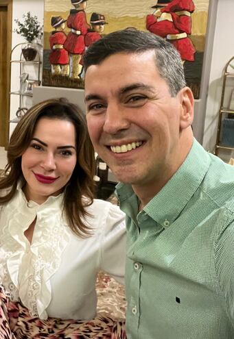 Senadora del PLRA, Noelia Cabrera, con Santiago Peña, presidente electo por la ANR.