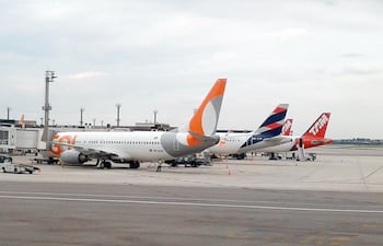 Aviones de las compañías Gol y Latam en  el aeropuerto de São Paulo.  Hay suspensión y reducción de vuelos por el covid-19.