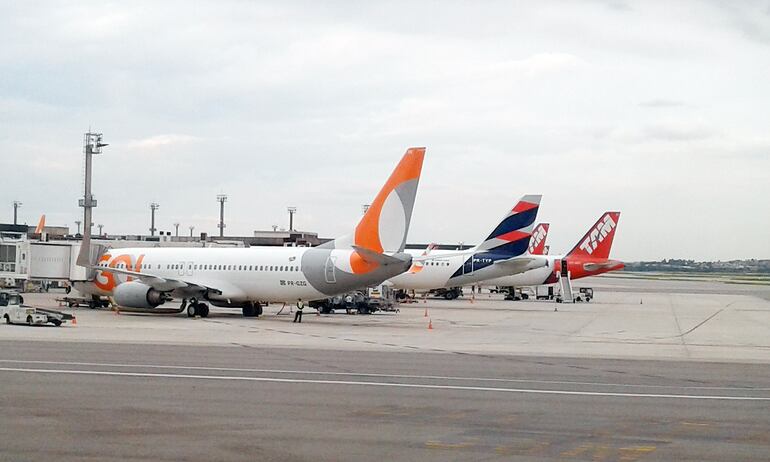 Aviones de las compañías Gol y Latam en  el aeropuerto de São Paulo.  Hay suspensión y reducción de vuelos por el covid-19.