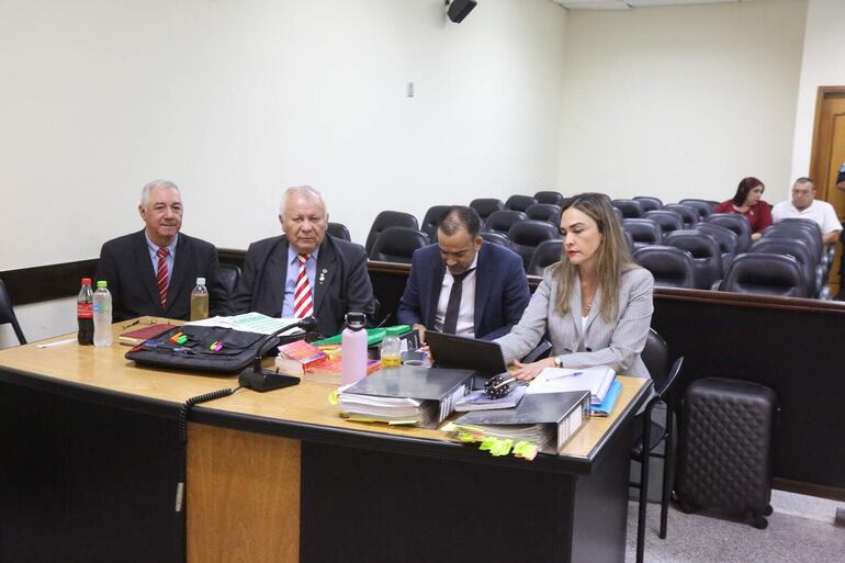 Los abogados querellantes Carlos Francisco Álvarez y Rolando Agustín Alum, junto a los fiscales Luis Chamorro y Sonia Sanguinés. 