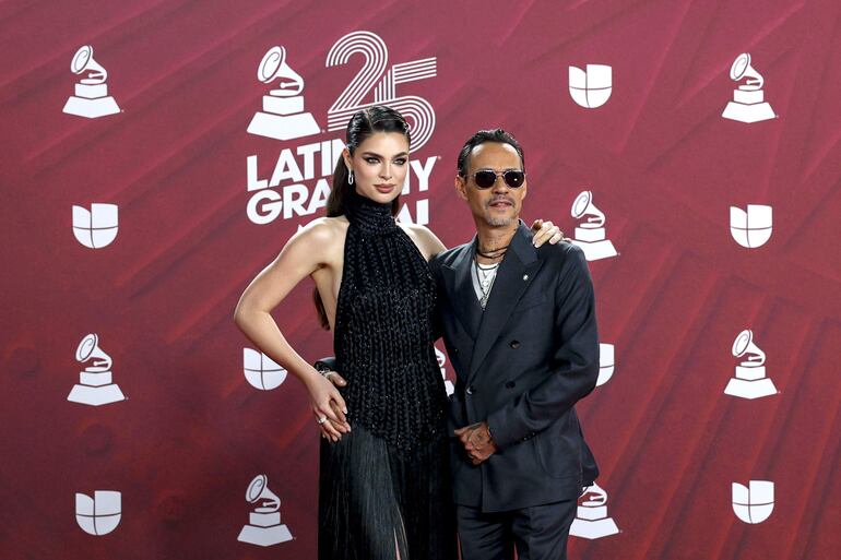 Nadia Ferreira y Marc Anthony posando en la alfombra roja de la 25 entrega anual de los Premios Latin Grammy.