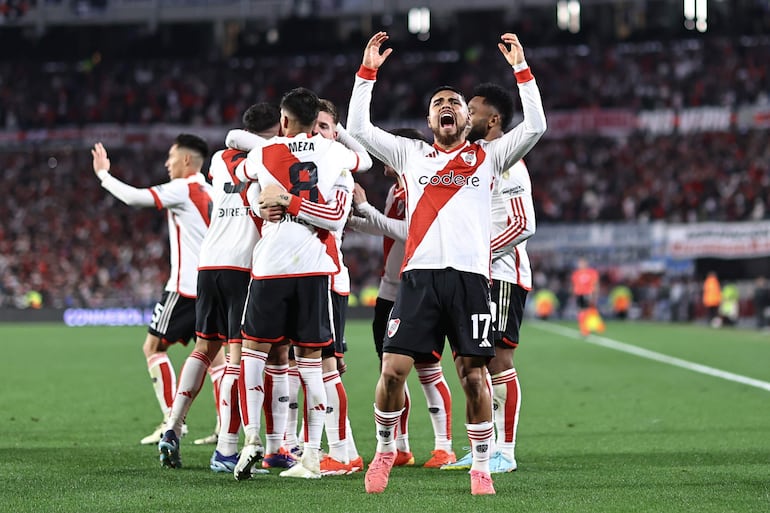 Jugadores de River celebran un gol ante Talleres este miércoles, en el partido de octavos de final de la Copa Libertadores entre River Plate y  Talleres en el estadio Más Monumental de Buenos Aires (Argentina).