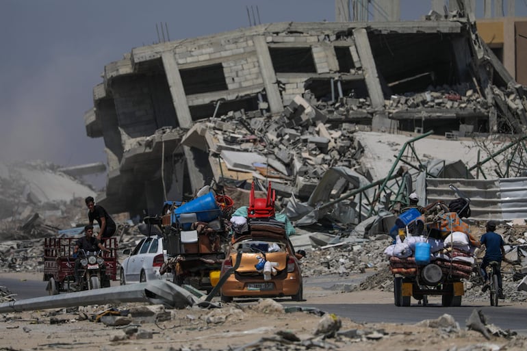 Palestinos desplazados evacúan Jan Yunis, en el sur de la Franja de Gaza, el martes.

