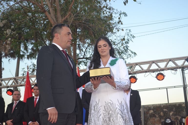 Momento en que el gobernador Arturo Méndez realiza su juramento de honrar el cargo. Sostiene la biblia su esposa Camila Ramírez.