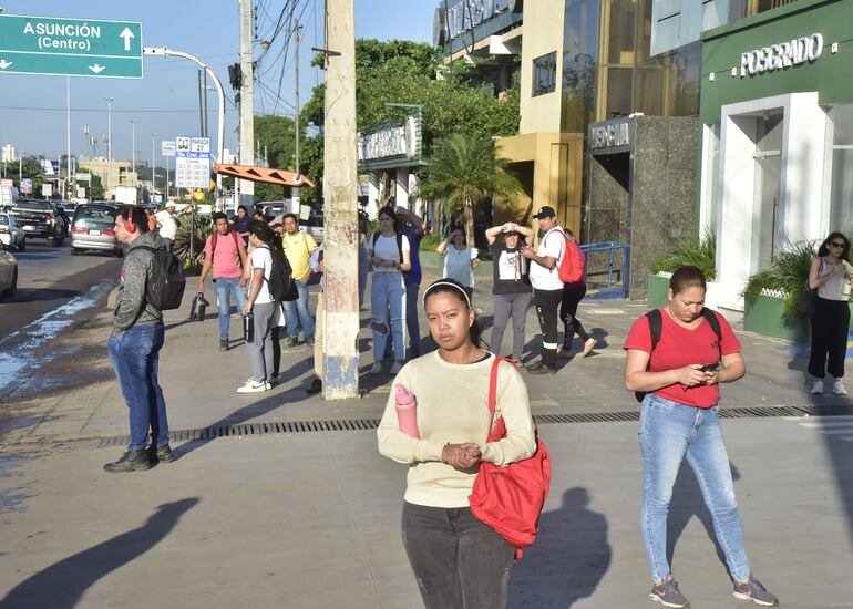 Los pasajeros siguen sufriendo por las reguladas. 