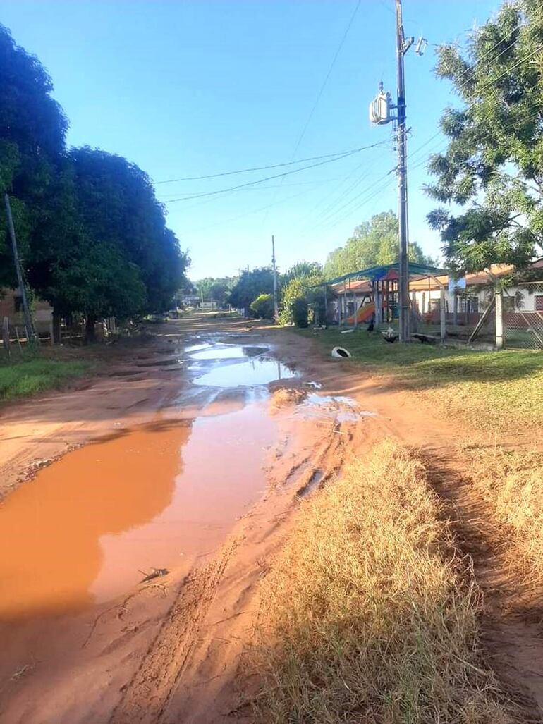 El camino de la compañía Caazapá de Carapeguá fue reparado hace una semana, pero con la lluvia se volvió intransitable.