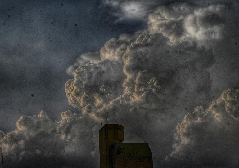 Nubarrones en Asunción durante la tarde de este Jueves.