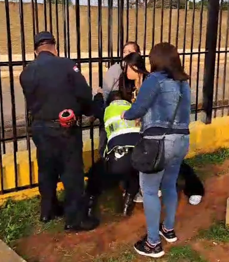 Policía impidió el encadenamiento de una manifestante en la Undécima Región Sanitaria.