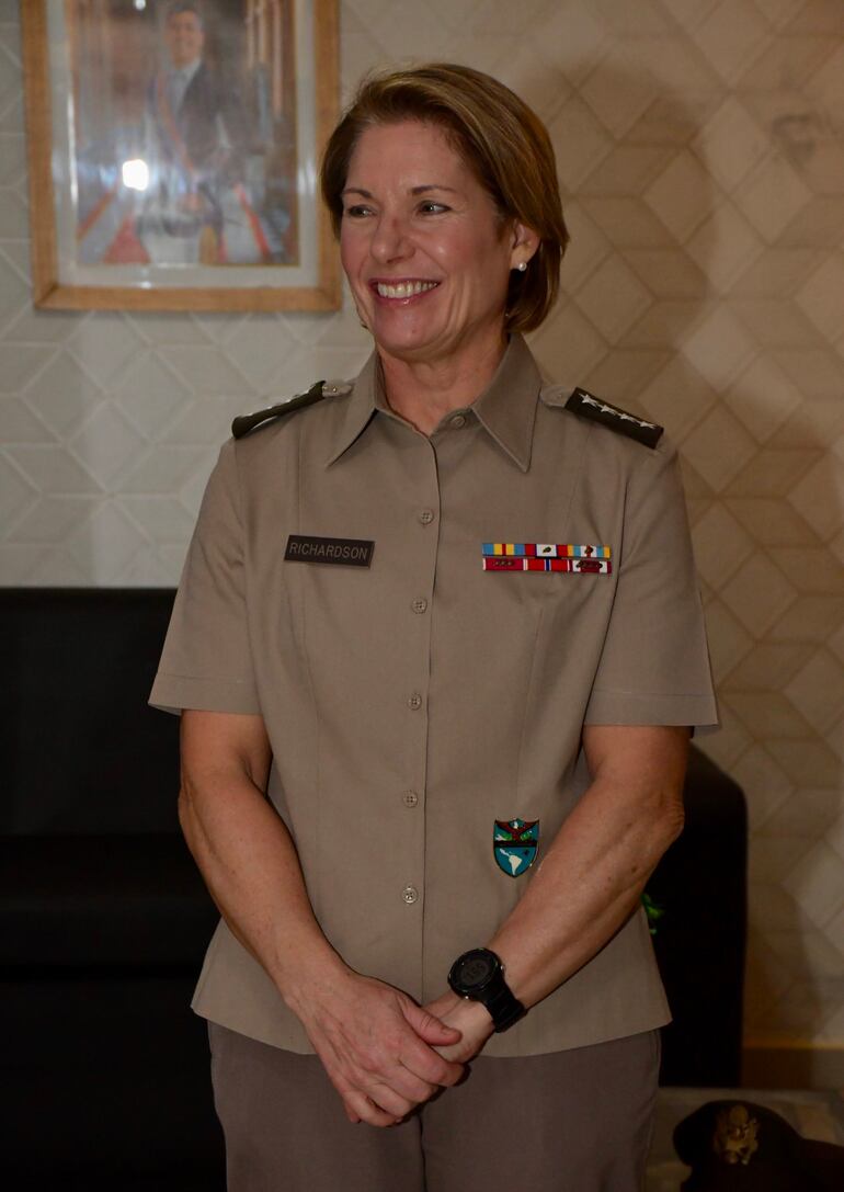 La General Laura J. Richardson es oriunda de Northglenn, Colorado y egresada de la Universidad Estatal Metropolitana de Denver, Colorado. Fue comisionada como oficial en el Ejército de los Estados Unidos y se formó como aviadora del Ejército.