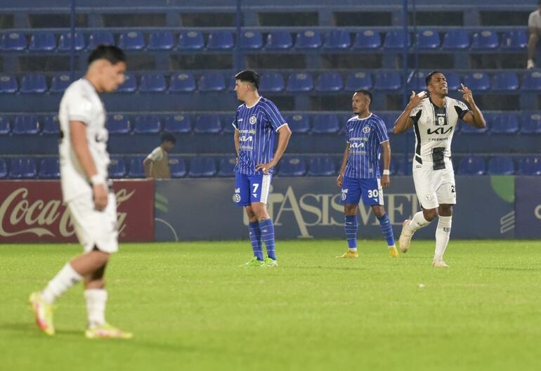 Orlando Berrío (d) anotó los goles de la victoria clave de Tacuary