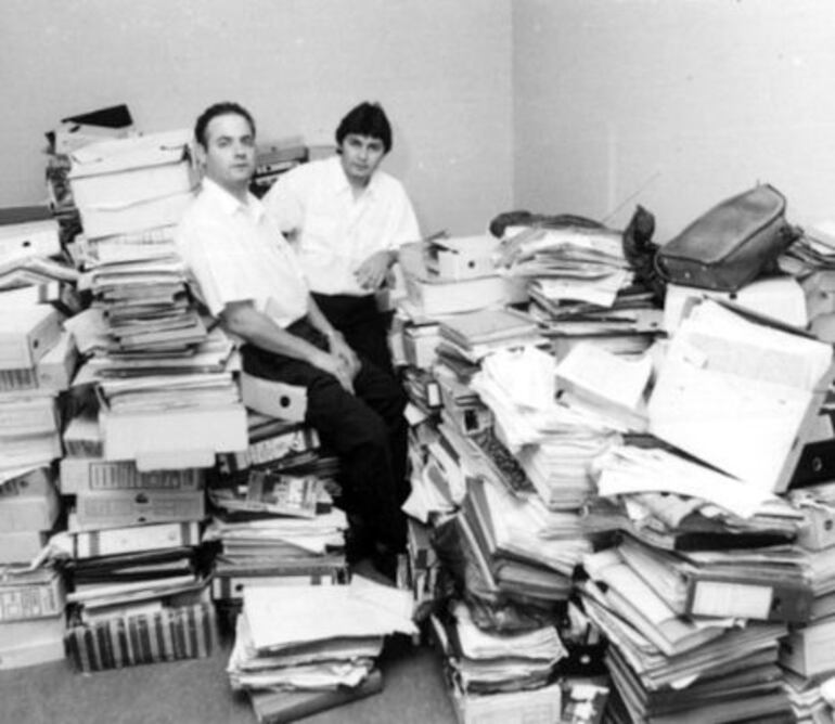 Jueces Luis Benítez Riera y José Agustín Fernández recogiendo los Archivos del Terror.