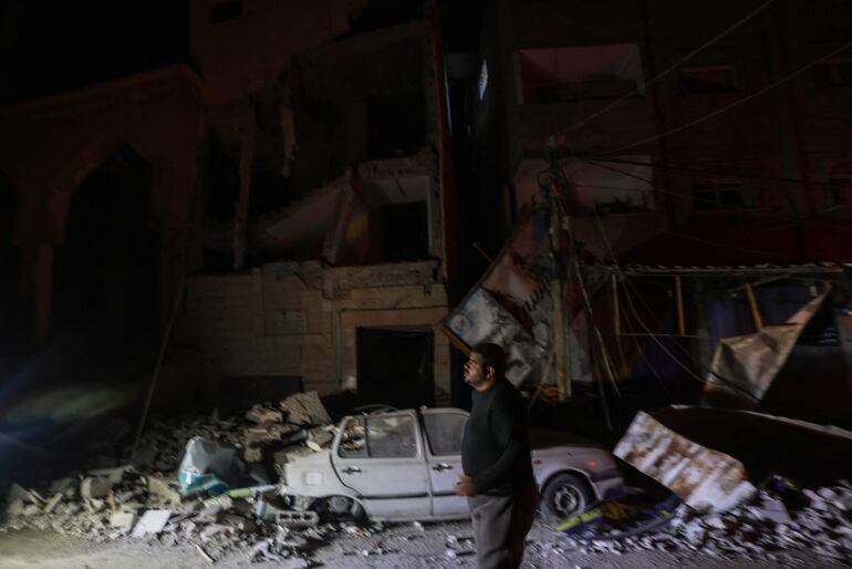 Un hombre pasa junto a un edificio destruido tras los bombardeos israelíes sobre Rafah, en el sur de la Franja de Gaza.