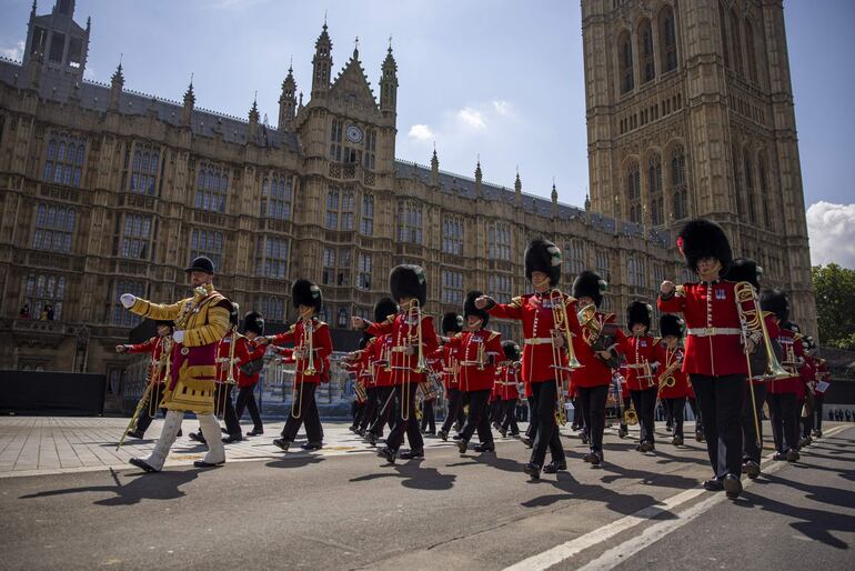 La Guardia Real llegando al Parlamento británico.