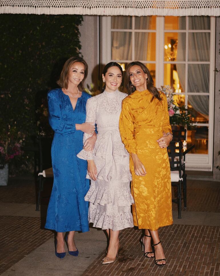 Tamara Falcó con su madre Isabel Preysler y su hermana Ana Boyer, el día de su compromiso con Íñigo Onieva. (Instagram/Tamara Falcó)