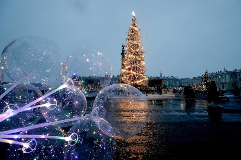 Adornos navideños en la plaza Dvortsovaya en San Petersburgo, Rusia.
