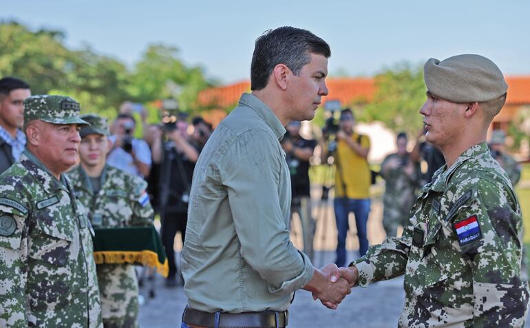 El presidente Santiago Peña en la Escuela de Infantería de Vista Alegre.