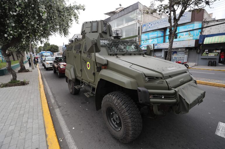 AME8627. QUITO (ECUADOR), 11/01/2024.- Fotografía de un vehículo blindado nombrado 'Cobra' durante operativo del Ejército ecuatoriano hoy, en el sector de Carapungo, en Quito (Ecuador). EFE/ José Jácome
