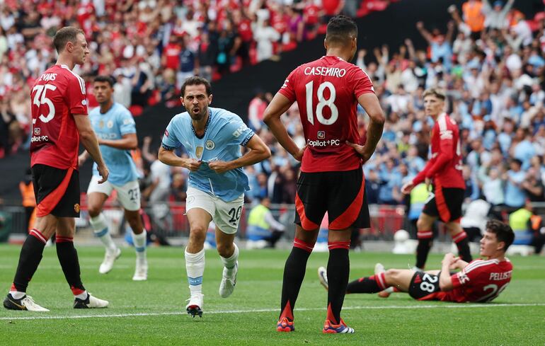 El portugués Bernardo Silva (20), jugador del Manchester City, festeja un gol en el partido frente al Manchester United en la final de la Community Shield en el estadio de Wembley, en Londres, Inglaterra.