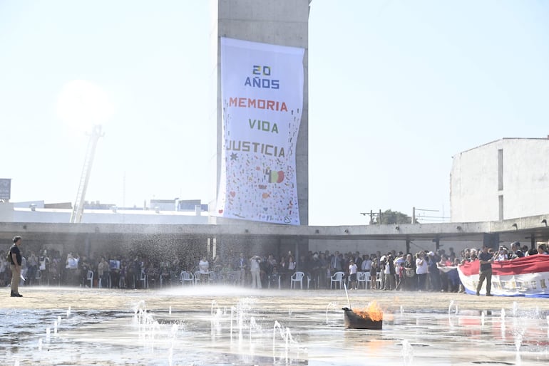 Entre el fuego y el agua, sobrevivientes y familiares recordaron a las 400 víctimas del incendio en el memorial 1A, instalado en el local del ex supermercado en el barrio Trinidad.