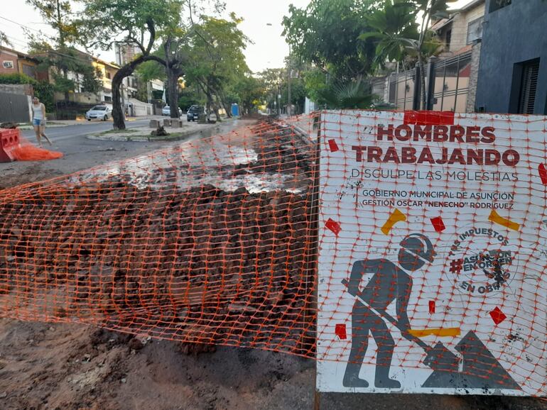 Mientras los carteles anunciaban la presencia de hombres trabajando sobre la avenida Carlos Antonio López, esta mañana no se observaba ningún obrero en la zona.