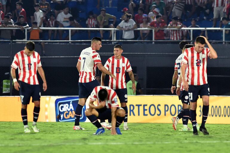 Los jugadores de Paraguay reaccionan después de perder contra Colombia durante el partido de fútbol de clasificación sudamericana para la Copa Mundial de la FIFA 2026 entre Paraguay y Colombia en el estadio Defensores del Chaco en Asunción el 21 de noviembre de 2023.