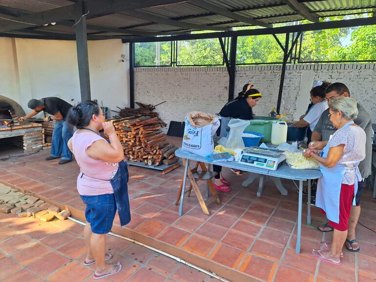 Un grupo se encargó de juntar los ingredientes y prepararon la masa de la chipa.