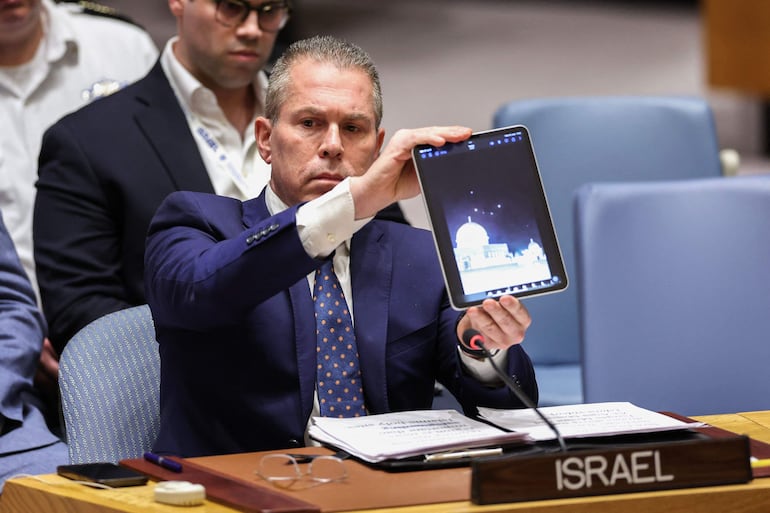 El embajador de Israel ante las Naciones Unidas, Gilad Erdan, muestra un video en el que se observa el ataque con drones y misiles de Irán sobre Jerusalén, ciudad que alberga a los sitios sagrados de las principales religiones del mundo, incluido el islam.