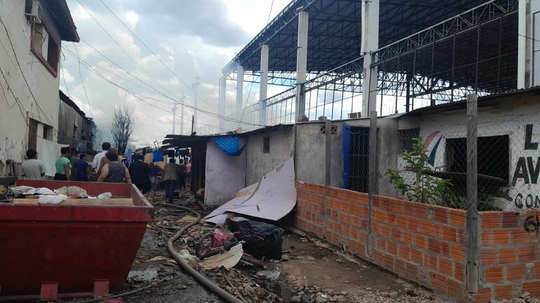 Incendio al costado del Club Deportivo de Puerto Sajonia.