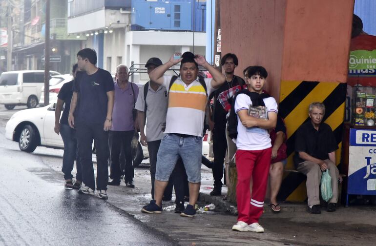 Pasajeros deben soportar largas esperas. Es peor los días de lluvia.